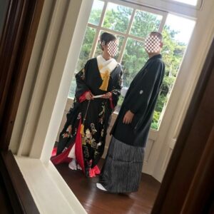 黒色のリメイク振袖を着た花嫁