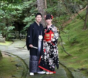 黒色のリメイク振袖を着た花嫁