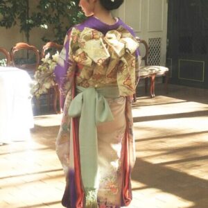 紫色のリメイク振袖を着た花嫁