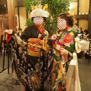 黒色のリメイク振袖を着た花嫁