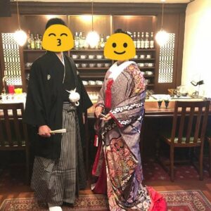 紫色のリメイク振袖を着た花嫁