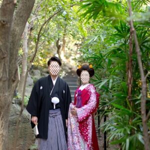 赤色のリメイク振袖を着た花嫁