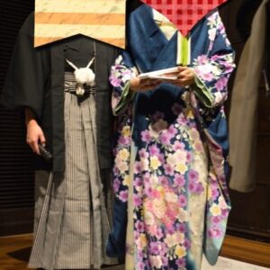 紺色のリメイク振袖を着た花嫁