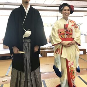 黄色のリメイク振袖を着た花嫁