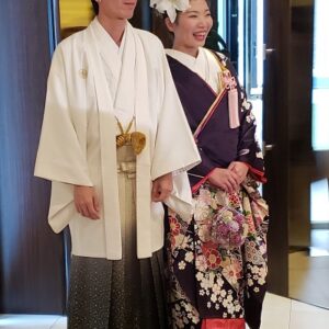 紫色のリメイク振袖を着た花嫁