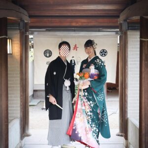 緑色のリメイク振袖を着た花嫁