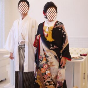黒色のリメイク振袖を着た花嫁