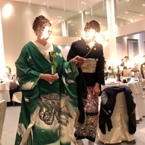 緑色のリメイク振袖を着た花嫁