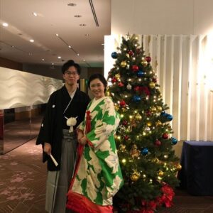 緑色のリメイク振袖を着た花嫁