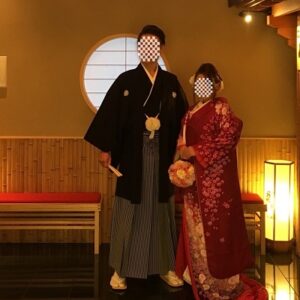 赤色のリメイク振袖を着た花嫁