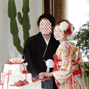 総柄のリメイク振袖を着た花嫁