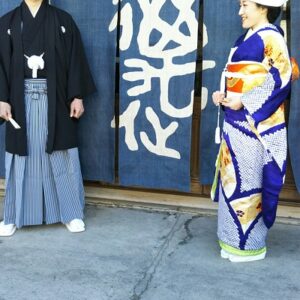 青色のリメイク振袖を着た花嫁