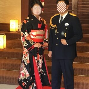 黒色のリメイク振袖を着た花嫁