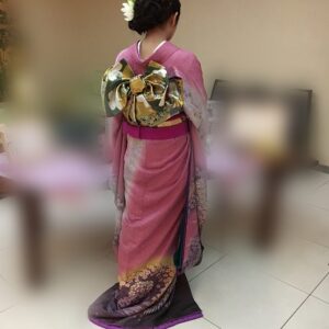 ピンク色のリメイク振袖を着た花嫁
