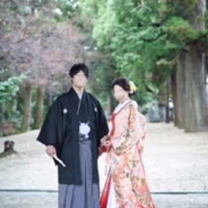 桃色のリメイク振袖を着た花嫁