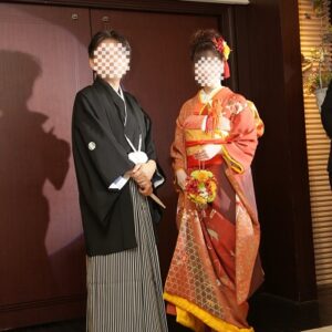 オレンジ色のリメイク振袖を着た花嫁