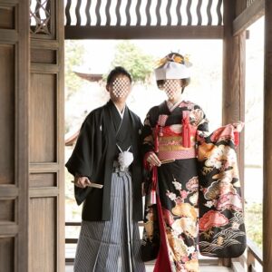 黒色のリメイク振袖を着た花嫁