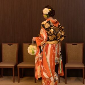 オレンジ色のリメイク振袖を着た花嫁