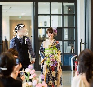 青色のリメイク振袖を着た花嫁