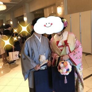 桃色のリメイク振袖を着た花嫁