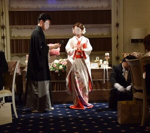 白色のリメイク振袖を着た花嫁