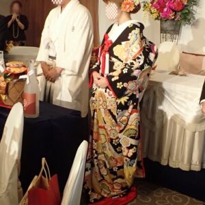 黒色のリメイク振袖を着た花嫁