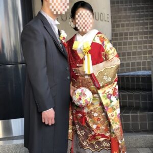赤色のリメイク振袖を着た花嫁