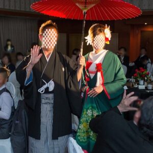 緑色のリメイク振袖を着た花嫁