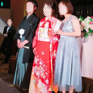 赤色のリメイク振袖を着た花嫁