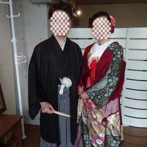 赤色のリメイク振袖を着た花嫁