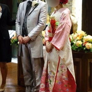 白色のリメイク振袖を着た花嫁