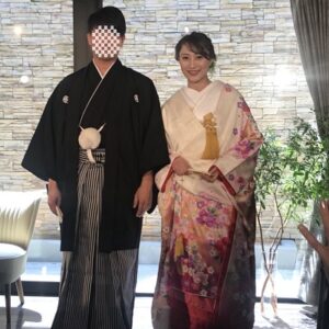 白色のリメイク振袖を着た花嫁