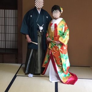 黄色のリメイク振袖を着た花嫁