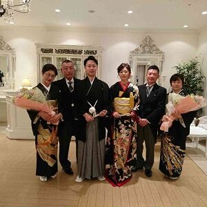 黒色のリメイク振袖を着た花嫁