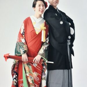 赤色のリメイク振袖を着た花嫁