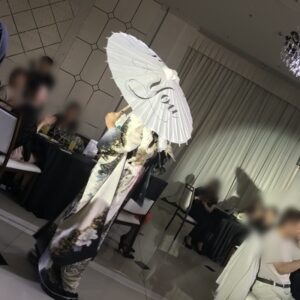 白色のリメイク振袖を着た花嫁