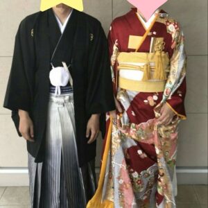 赤のリメイク振袖を着た花嫁