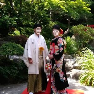 黒色のリメイク振袖を着た花嫁