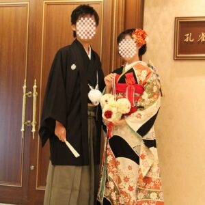 黒色のリメイク振袖を着た花嫁