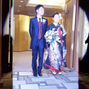 紺色のリメイク振袖を着た花嫁