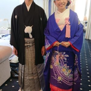 青色のリメイク振袖を着た花嫁