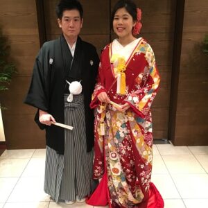 赤色のリメイク振袖を着た花嫁