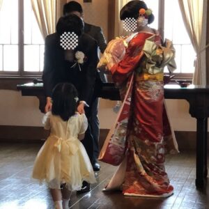 赤色のリメイク振袖を着た花嫁