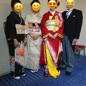 赤色のリメイク振袖を着た花嫁