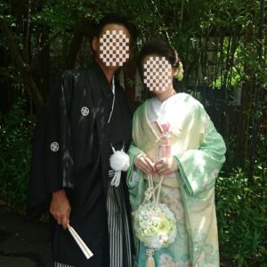 緑色のリメイク振袖を着た花嫁