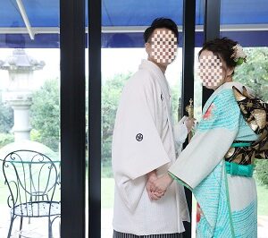 緑色のリメイク振袖を着た花嫁