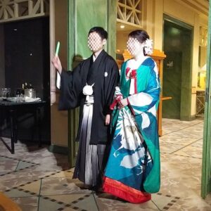 緑色のリメイク振袖を着た花嫁