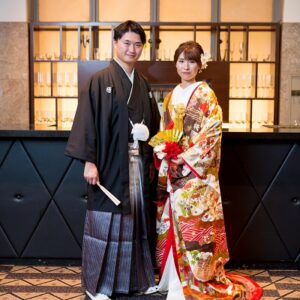 総柄のリメイク振袖を着た花嫁