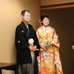 黄色のリメイク振袖を着た花嫁