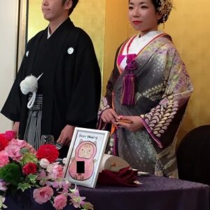 紫色のリメイク振袖を着た花嫁